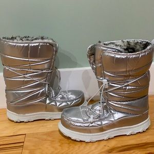 Silver snow boots in a men’s 10.